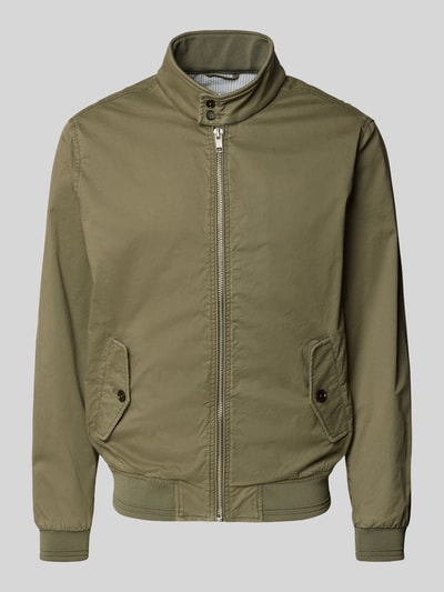 Produktfoto, Jacke mit Stehkragen und Pattentaschen von Christian Berg Men aus Baumwoll-Elasthan-Mix in Olive, Regular-Fit, sichtbarer Reißverschluss, glatte Struktur, Schulterbreite 41 cm, Brustweite 55 cm, Rückenlänge 32 cm, Ärmellänge 67 cm.