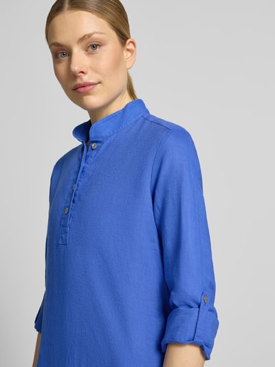 Vrouwenmodel draagt Leinenkleid mit Stehkragen und kurzer Knopfleiste van Christian Berg Woman in felblauw linnen, recht model, knielengte, opstaande kraag, korte knoopsluiting, mouwen met vaste omslag, detailopname bovenlichaam. Ruglengte maat 36: 99 cm, borstwijdte: 49 cm, mouwlengte: 63 cm.