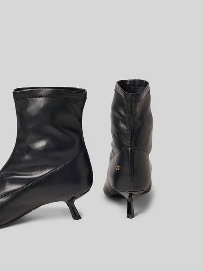 Produktfoto, schwarze High Heels mit Label-Detail von Anine Bing, spitze Form, glatte Lederstruktur, 3 cm Absatz, 9 cm Schaft