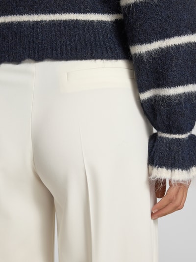 Frauenmodel trägt Regular Fit Weite Hose mit Viskose-Anteil Modell 'HUZILI' von HUGO, Optik: Unifarben, Twill-Material, Nahaufnahme Rückansicht.