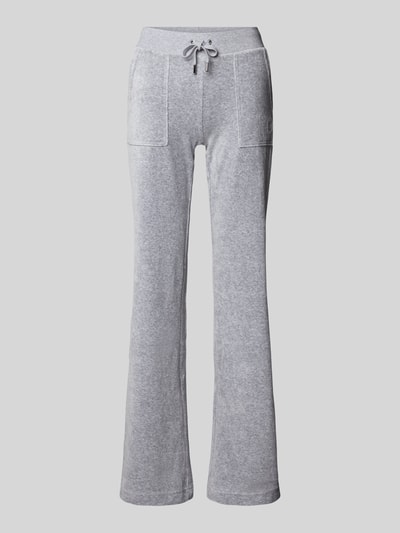 Produktfoto, Low Rise Sweatpants mit elastischem Bund Modell 'LAYLA' von Juicy Couture aus grauem Baumwoll-Mix mit Stretch-Anteil, Flared-Cut, Eingrifftaschen, weiche Textur, Damen-Sweatpants, 39 cm Innenbeinlänge bei Größe S.