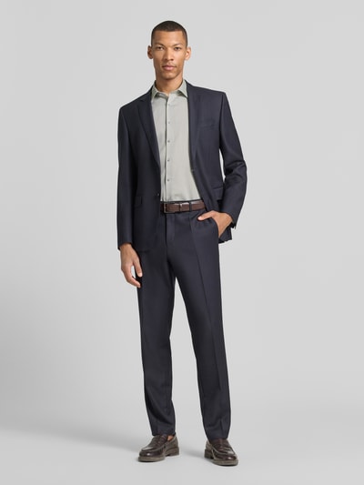 Męski model nosi Slim Fit Business-Hemd mit Kentkragen von OLYMP, bawełna, krój slim fit, guziki, mankiet, przód, zdjęcie całopostaciowe