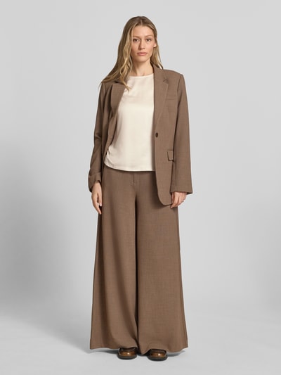 Vrouwenmodel draagt Regular Fit Bluse aus Satin van Christian Berg Woman Selection in crème met ronde hals en satijnlook, dames blouse met korte mouwen, ruglengte maat 36: 56 cm, mouwlengte maat 36: 20 cm, ganzlichaamsvooraanzicht.