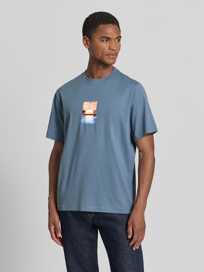 Männermodel trägt Regular Fit T-shirt aus zuiver katoen model 'ASPEN' van SELECTED HOMME, look: effen, motiefprint, ronde hals, korte mouw, jersey materiaalverwerking, Ganzkörperansicht van voren