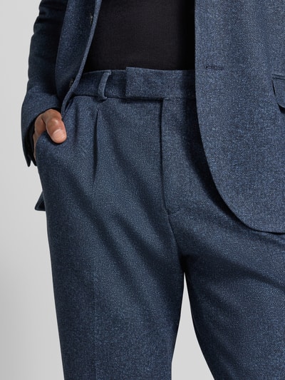 Männermodel trägt Straight Fit Hose mit Baumwoll-Anteil Modell 'DiConnor' von Zuitable, Strukturmuster, Nahaufnahme Oberkörper.