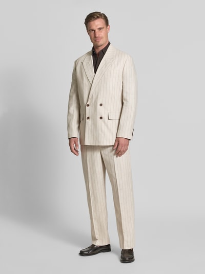 Männermodel trägt Relaxed Fit Sakko aus Leinen-Bauwoll-Mix Modell 'MALIK' von Selected Homme, cremefarben mit feinen Streifen, Herren Sakko, Ganzkörperansicht von vorne.