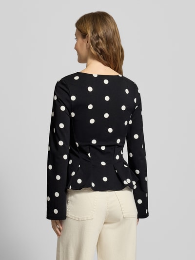 Männermodel trägt Longsleeve mit V-Ausschnitt von Gina Tricot, czarny z białymi kropkami, materiał z domieszką stretchu, krój taliowany, rozkloszowany dół, długość tyłu w rozmiarze S 53 cm, Ganzkörperansicht Rückansicht.