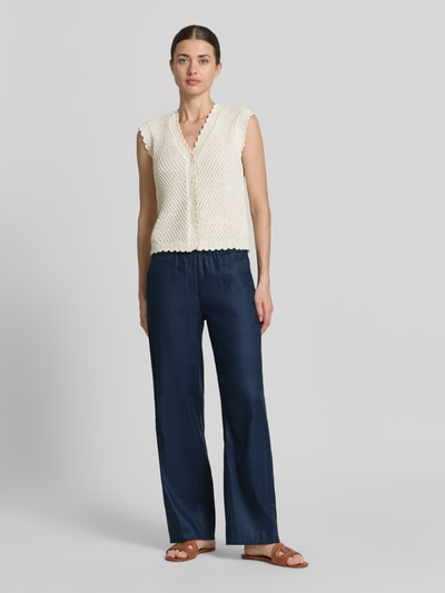 Vrouwenmodel draagt Flared Stoffhose aus Leinen-Mix van Raphaela By Brax in melange-look, elastische tailleband, achterzak, zijzakken, leermix. Volledige lichaamsaanzicht van voren.