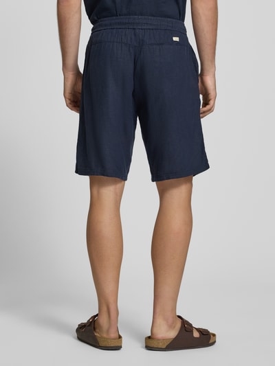 Männermodel trägt Shorts aus Leinen-Viskose-Mix Modell 'MALVIN' von Blend, dunkelblau, Regular-Fit, elastischer Bund, Eingrifftaschen, Ganzkörperansicht Rückansicht, Bundweite bei Größe M 37 cm, Innenbeinlänge 23 cm