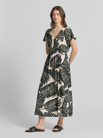 Frauenmodel trägt Midikleid aus Viskose-Mix mit floralem Allover-Print von Christian Berg Woman Selection, cremefarben mit schwarzen Blättern, taillierte Passform, V-Ausschnitt, kurzärmelig, Ganzkörperansicht von vorne.