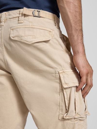Männermodel trägt Straight Fit Shorts mit Cargo-Taschen Modell 'Core' von Superdry, elastischer Baumwoll-Mix, Detailaufnahme Rückansicht.
