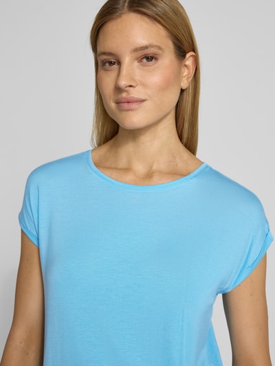 Frauenmodel trägt Relaxed Fit T-Shirt aus Lyocell-Mix Modell 'AVA' von Vero Moda in Melange-Optik, hellblau, Nahaufnahme Oberkörper.