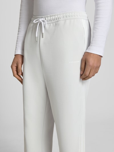 Männermodel trägt Wide Leg Sweatpants mit elastischem Bund von Pegador, Herren Sweatpants, Baumwoll-Anteil, Logo, Nahaufnahme Oberkörper.