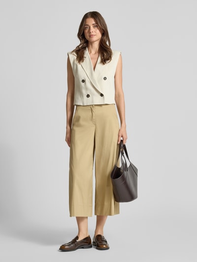 Frauenmodel trägt beige Culotte mit Gesäßtaschen Modell 'CAROLINE' von MAC aus Baumwoll-Mix mit Stretch-Anteil, Ganzkörperansicht von vorne.