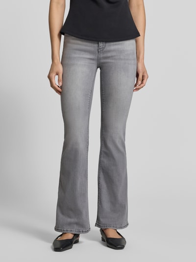 Frauenmodel trägt Flared Fit Jeans aus Baumwoll-Elasthan-Mix Modell 'MICHELLE' von Cars Jeans in Grau mit 5-Pocket-Design, Nahaufnahme Oberkörper bis Fuß, Bundweite 35 cm, Innenbeinlänge 82 cm.