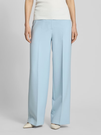 Frauenmodel trägt Stoffhose mit Leistentaschen und Bügelfalte von More & More in Hellblau, Material-Mix mit Stretch-Anteil, Straight Fit, Ganzkörperansicht von vorne.