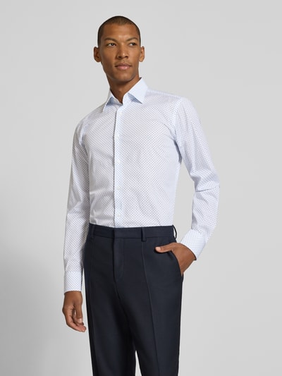 Männermodel trägt Regular Fit Businesshemd aus katoenmix Modell 'Joe' van BOSS, wit met fijne structuur, Ganzkörperansicht van voren, Heren zakelijk overhemd van BOSS.
