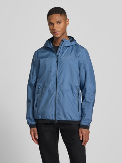 Mannelijk model draagt Jacke met Kapuze Modell 'KOS' van Killtec in blauw, recht fit, zijritszakken, elastische manchetten, volledige voorkantaanzicht.