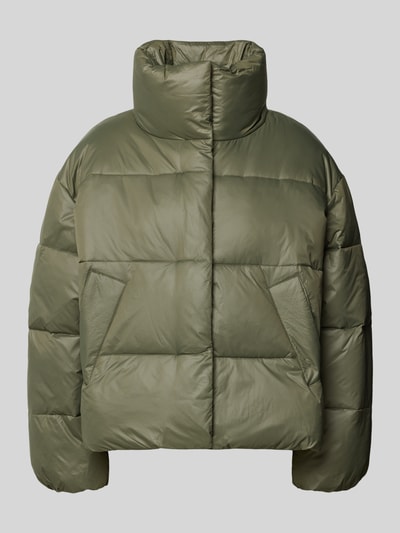 Produktfoto, Steppjacke mit Stehkragen Modell 'Seraphina' von mbyM in Olivgrün, große abgesteppten Flächen, glatte Textur, Regular Fit, Eingrifftaschen, Rückenlänge 60 cm, Schulterbreite 59 cm, Brustweite 64 cm, Ärmellänge 55 cm.