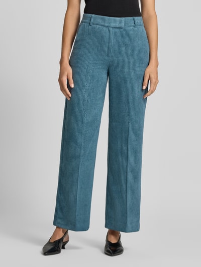 Frauenmodel trägt Wide Fit Hose in Cord-Optik von COMMA in Blau mit Gesäßtaschen, Haken- und Reißverschluss, Nahaufnahme Oberkörper.