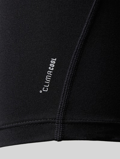 Productfoto, close-up van zwarte stof met gestikt logo, Pant & Trunk met logo-Stitching in set van 3 van adidas Sportswear.