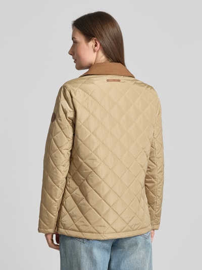 Männermodel trägt Regular Fit Steppjacke mit Umlegekragen von Lauren Ralph Lauren, beżowy kolor, krój regular fit, długi rękaw, widok z tyłu