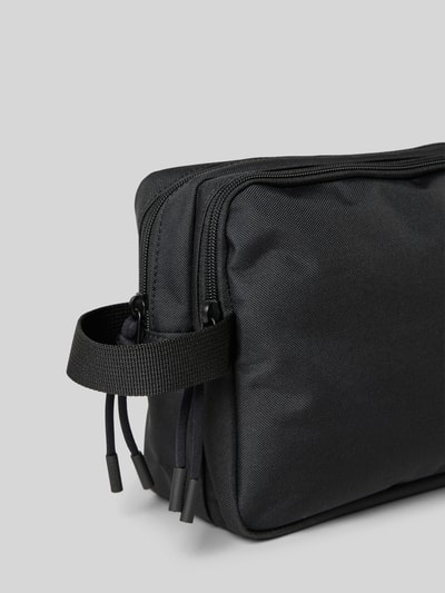 Produktfoto, Kulturbeutel mit Logo-Stitching von Lacoste, Optik: Unifarben, Reißverschluss, Hauptfach, Vorfach, Tragehenkel, robuste Textur