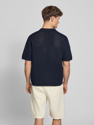Männermodel trägt Regular Fit Poloshirt mit V-Ausschnitt von Jack & Jones, Strickshirt aus reiner Baumwolle, Rückenlänge 67 cm, Ganzkörperansicht Rückansicht