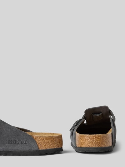 Produktfoto, Clogs aus Leder mit Dornschließe Modell 'Boston' von Birkenstock, echtes Leder, abgerundete Spitze, Schlupfform, Absatzhöhe 3 cm, graue und braune Farbtöne, strukturierte Oberfläche, Vorder- und Rückansicht.