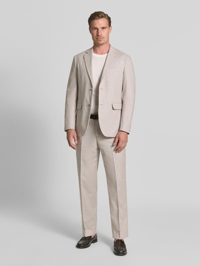 Männermodel trägt Straight Fit Sakko aus Leinen-Mix Modell 'Charles' von Matinique in Beige mit Reverskragen, Pattentaschen und 2-Knopfleiste, elastisches Material, Ganzkörperansicht von vorne.