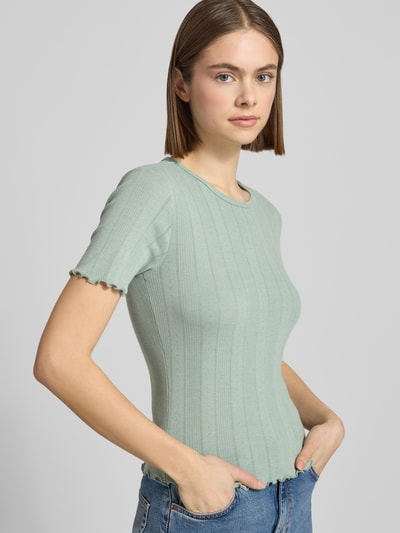 Frauenmodel trägt Damen T-Shirt von Only, Slim Fit, Modell 'TENNA', Optik: Unifarben, Rundhals, Kurzarm, Baumwoll-Mix, Nahaufnahme Oberkörper.
