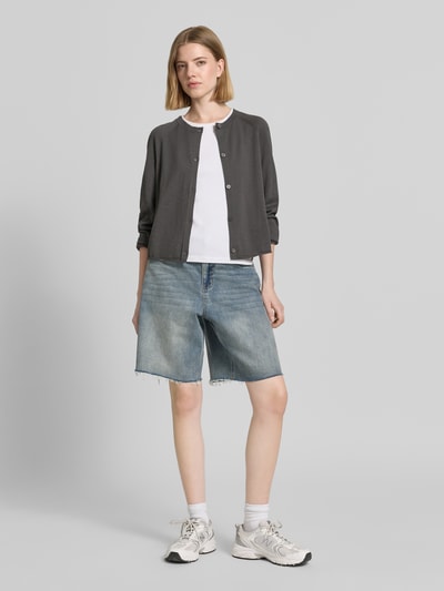 Vrouwenmodel draagt Relaxed Fit gebreid jack uit mix van katoen en linnen van Marc O'Polo, look: effen, relaxed fit, ronde hals, lange mouw, knoopsluiting, dames, voorkant volledige lichaamsweergave.