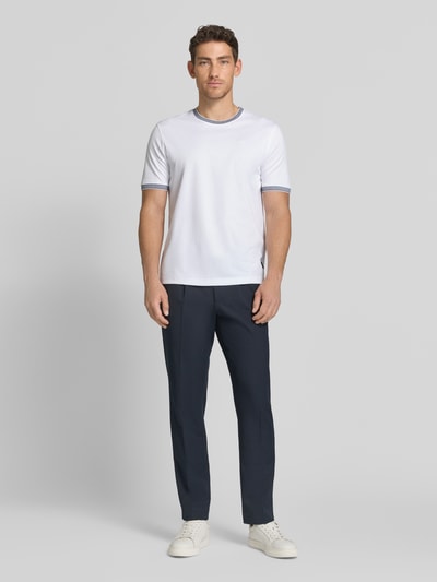 Männermodel trägt T-Shirt mit Rundhalsausschnitt von bugatti, Baumwoll-Mix, Regular-Fit, Label-Detail, Rückenlänge 70 cm, Ganzkörperansicht von vorne.