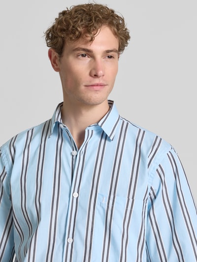 Männermodel trägt Regular Fit Freizeithemd mit Kentkragen und Brusttasche von Lindbergh, Reine Baumwolle, Allover-Look, Nahaufnahme Oberkörper.