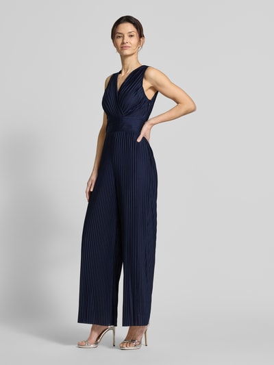Vrouwenmodel draagt donkerblauwe Jumpsuit met Falten Modell 'Linnea' van GUIDO MARIA KRETSCHMER WOMAN, satijn, mouwloos, v-hals, licht getailleerde fit, tailleband, plooien, recht van voren Ganzkörperansicht.