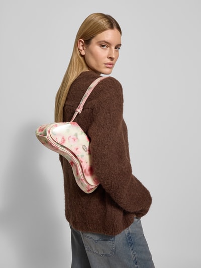 Frauenmodel trägt Crossbody Bag mit Label-Detail von Diesel in Rosa-Weiß mit Umschlag und Schulterriemen, Hauptfach, Ganzkörperansicht Rückansicht. Breite bei Größe 1: 21 cm, Länge: 13 cm, Tiefe: 7 cm.