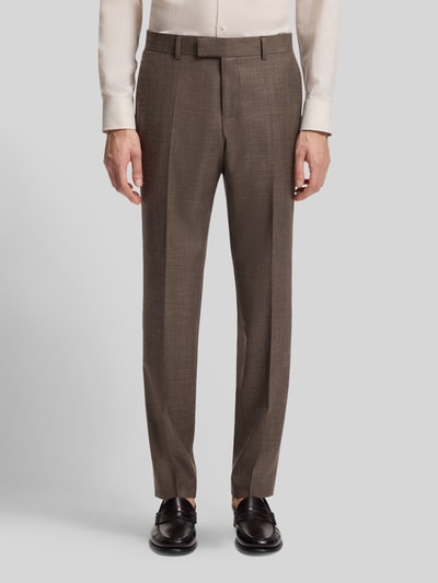 Männermodel trägt Slim Fit pantalon van mix van scheerwol, zijde en linnen model 'H-GENIUS-B1-262' van BOSS in melangelook met persplooien, steekzakken en achterzak, sluiting met haakjes en verborgen ritssluiting, riemlussen, voorkant, Nahaufnahme Oberkörper