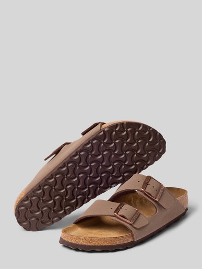Produktfoto, Hausschuhe in Leder-Optik Modell 'Arizona' von Birkenstock, Damen Hausschuhe, offene Ferse, braune Farbe, abgerundete Passform, Logo-Detail, Absatzhöhe 3 cm bei Größe 40, strukturierte Laufsohle