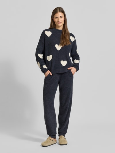 Frauenmodel trägt Jogpants mit elastischem Bund von Jake*s Casual, mieszanka materiałów z dodatkiem wiskozy, krój regular fit, wpuszczane kieszenie, szerokość w rozmiarze S: 39 cm, długość wewnętrzna nogawki w rozmiarze S: 70 cm, kolor granatowy, faktura frotte, cała sylwetka z przodu