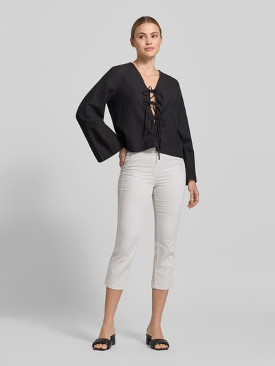 Modelka nosi Jogpants mit elastischem Bund Modell 'Sue' von TONI z mieszanki bawełny z dodatkiem streczu, krój 3/4 fit, kieszenie wpuszczane i tylne, szerokość w rozmiarze 36: 37 cm, długość wewnętrzna nogawki 60 cm, jasny kolor, gładka struktura, widok całej sylwetki z przodu.