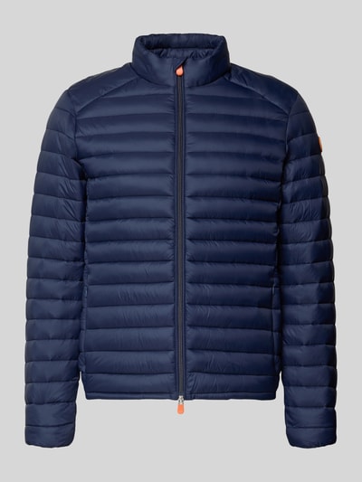Produktfoto, Steppjacke mit Zweiwegereißverschluss Modell 'Alexander' von SAVE THE DUCK in dunkelblauer Stepp-Optik, gefütterter Stehkragen, Regular Fit, Reißverschlusstaschen, glatte Textur