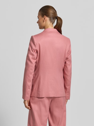 Vrouwenmodel draagt 'Blazer mit Reverskragen und Pattentaschen' van Jake*s Collection in roze, getailleerd model met reverskraag, knoopsluiting en klepzakken, ruglengte maat 38: 65 cm, borstwijdte maat 38: 46 cm, mouwlengte maat 38: 62 cm, geheel effen, structuur zacht, glad; volledige rugaanzicht.