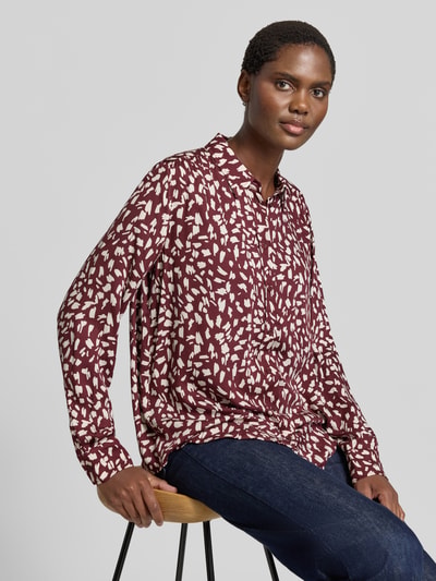 Vrouwenmodel draagt Regular Fit Bluse aus Viskose im Allover-Look van MORE, zuiver viscose, all-over look, overhemdkraag, knoopsluiting, ruglengte maat 36: 66 cm, mouwlengte maat 36: 62 cm, blouse met lange mouwen, Ganzkörperansicht van voren.
