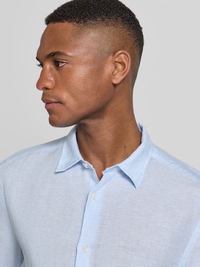 Męski model nosi Casual Fit Freizeithemd aus Leinen von OLYMP Level Five, jasnoniebieski kolor, kołnierzyk typu kent, listwa guzikowa, len, długość tyłu w rozmiarze M: 76 cm, szerokość ramion w rozmiarze M: 48 cm, długość rękawów w rozmiarze M: 28 cm, zbliżenie na górną część tułowia