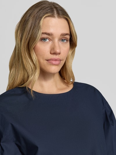 Frauenmodel trägt Bluse mit Ballonärmeln und Rundhalsausschnitt von Emporio Armani aus Reine Baumwolle, Loose-Fit, Nahaufnahme Oberkörper.