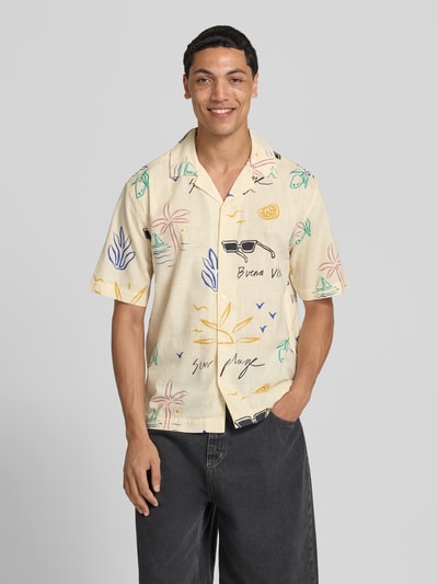 Männermodel trägt Relaxed Fit Freizeithemd aus reiner Baumwolle Modell 'LUKE' von Only & Sons mit buntem Print, Ganzkörperansicht von vorne.