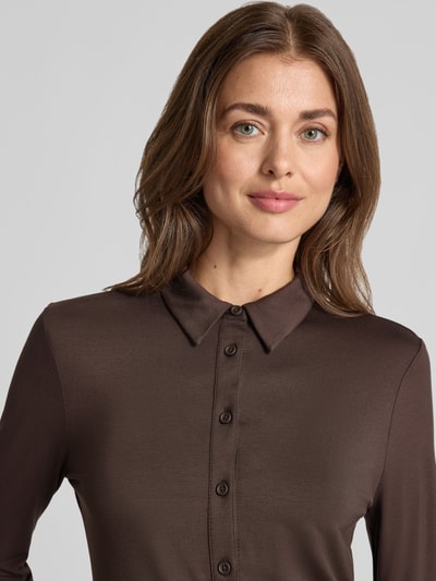 Vrouwenmodel draagt Slim Fit Bluse aus Viskose-Elasthan-Mix van comma, donkerbruin, blousekraag, knoopsluiting, Nahaufnahme Oberkörper, ruglengte bij maat 36: 55 cm, mouwlengte bij maat 36: 62 cm