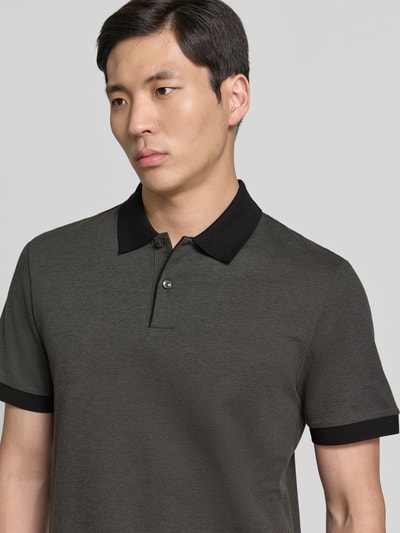 Männermodel trägt Regular Fit Poloshirt aus reiner Baumwolle Modell 'H-PARLAY 102' von BOSS, Bi-Color Optik, Nahaufnahme Oberkörper