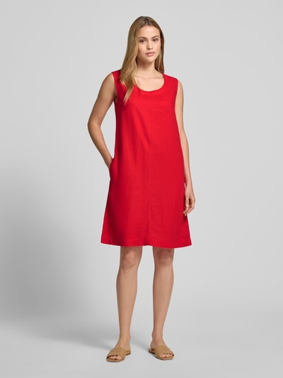 Frauenmodel trägt Knielanges Kleid aus Leinen-Viskose-Mix Modell 'LAVA' von FREE/QUENT, leuchtend rot, gerader Schnitt, Rundhalsausschnitt, Daydress, ganzkörperansicht von vorne.