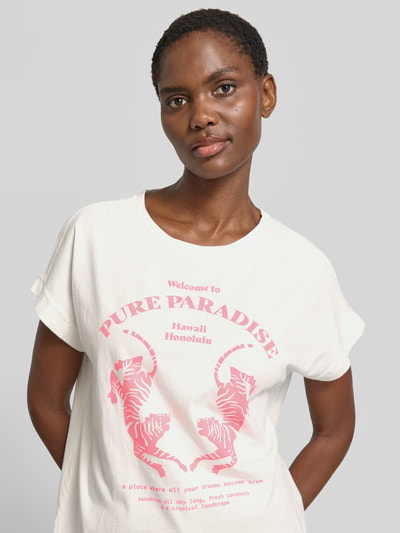 Frauenmodel trägt Regular Fit T-Shirt mit Motiv-Print von Milano Italy, Reine Baumwolle, Rundhalsausschnitt, Rückenlänge 56 cm, Ganzkörperansicht von vorne.